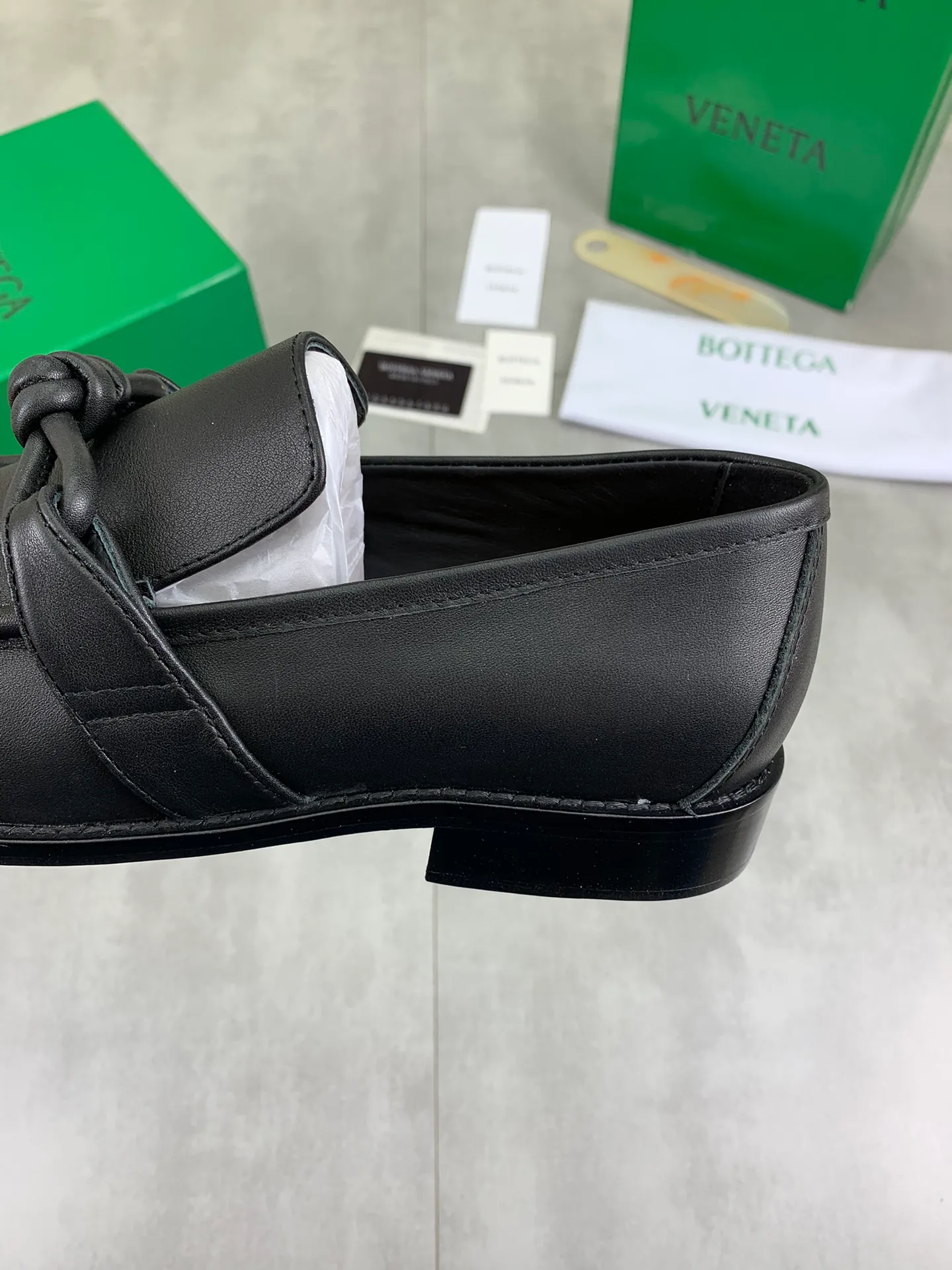 Men's shoes 💰P820 [New model] (genuine leather outsole) water-dyed cow lining 💰High-quality business couple leather shoes 💎💎💎 BOTTEGA VENETA official website synchronizes the latest top version of BV in the market, accept material comparison, shoe type comparison, process comparison, practical and textured, versatile and suitable for any occasion, the more you look at it, the more flavorful it becomes. Purely hand-knitted craftsmanship - Upper material, calfskin imported from Italy 🇮🇹 - High-quality water-dyed cowhide lining - Original private model customized leather outsole -Size: Female 35-39 (40 ordered) Male 39-44 (38 45 can be customized) Color: Multiple colors available